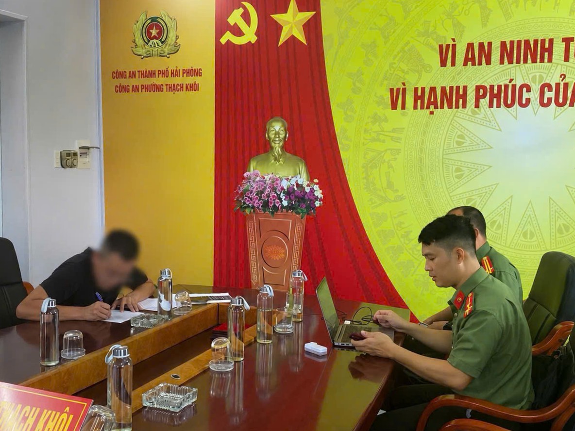 Công an phường Thạch Khôi xử phạt đối tượng đăng tải hình ảnh ghép mặc quân phục Công an nhân dân